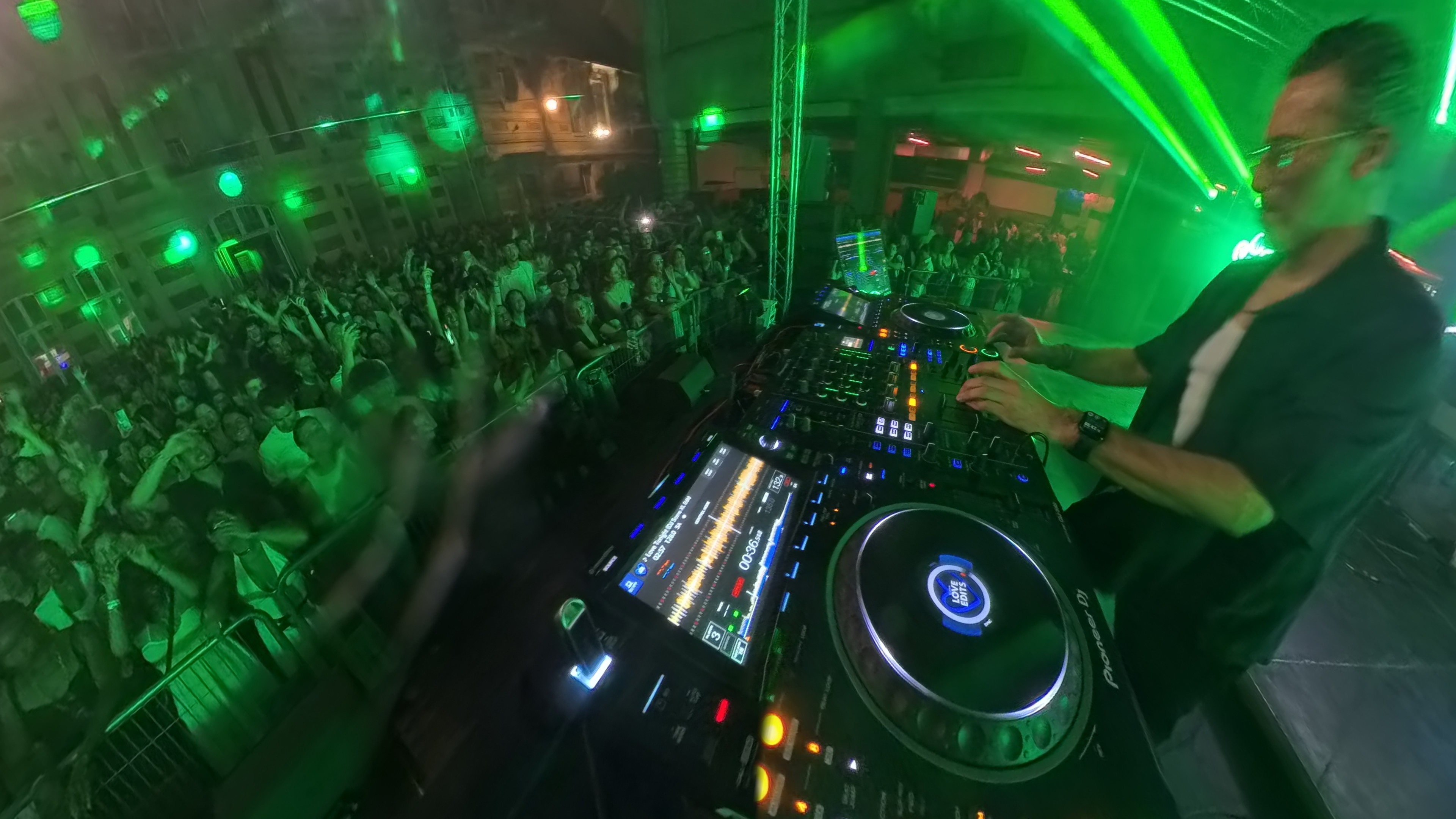 Harry Gozlan DJ bal des pompiers grande foule lasers verts