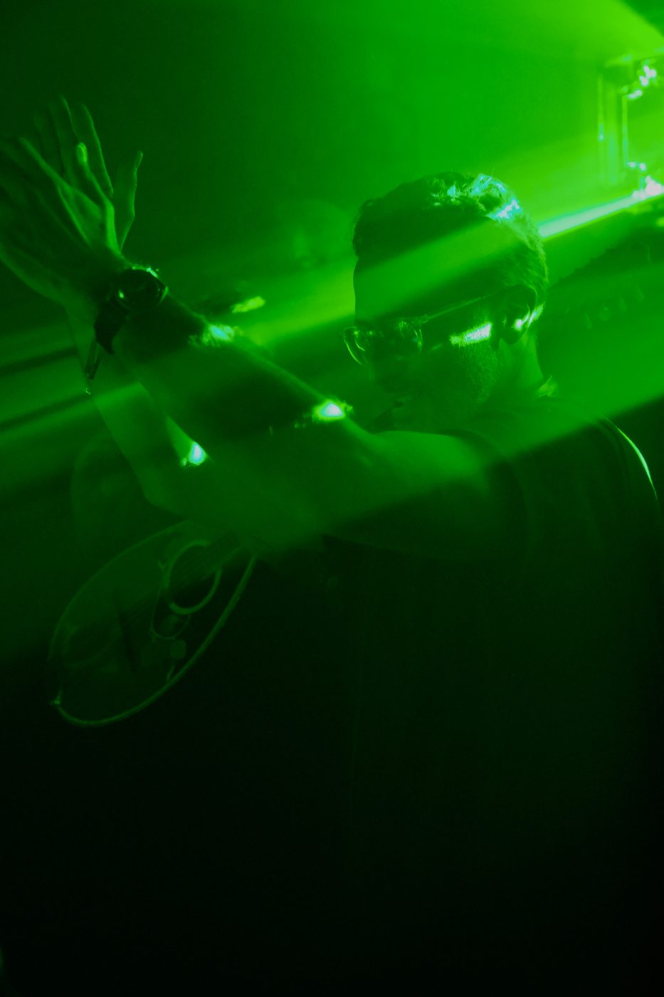 Harry Gozlan DJ laser vert scène