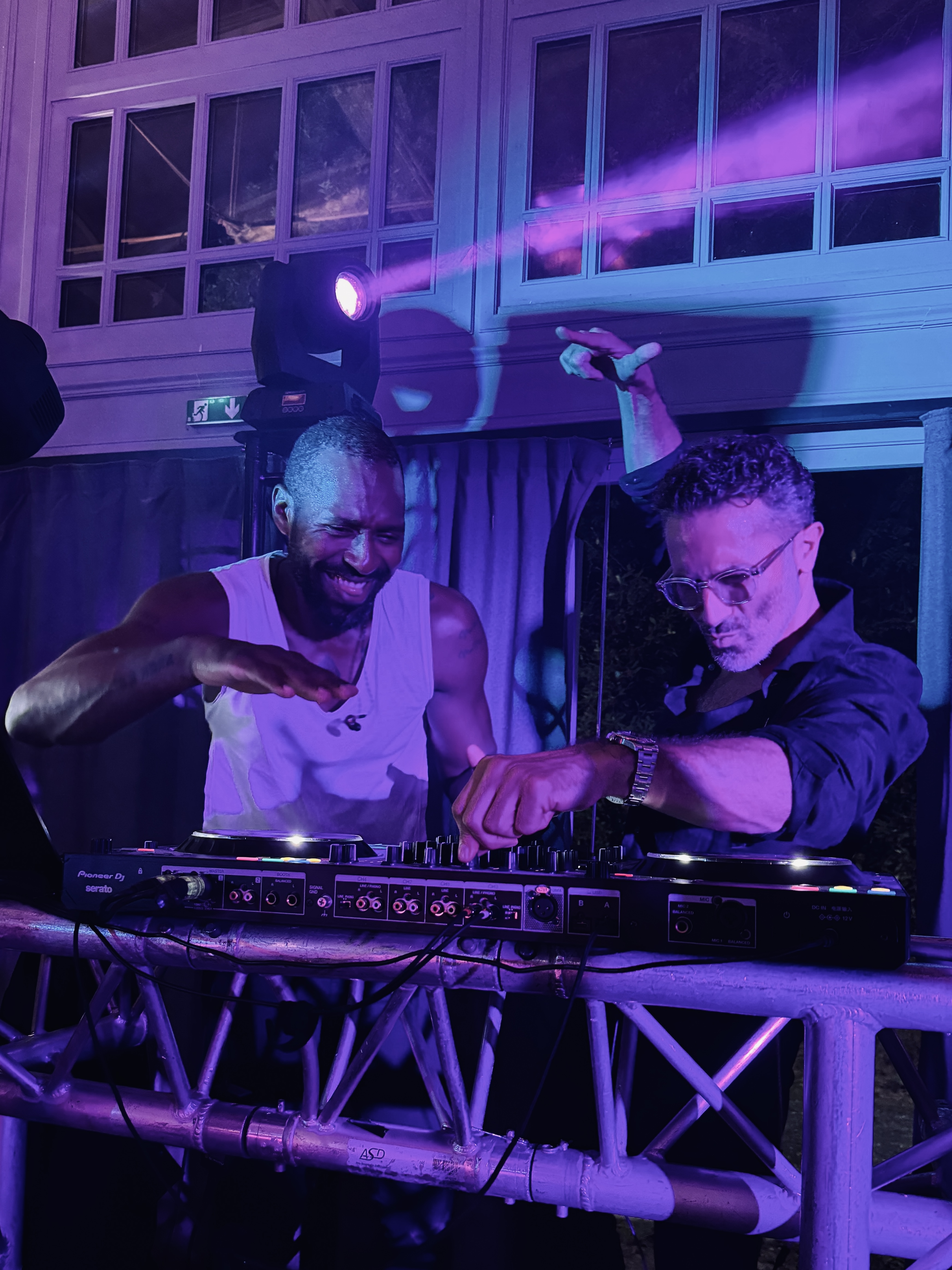 Harry Gozlan DJ set ambiance violet Pioneer Serato